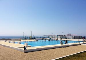 una gran piscina junto al océano en Parque de Campismo Orbitur Canidelo, en Vila Nova de Gaia