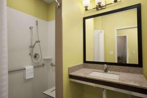 Um banheiro em Days Inn & Suites by Wyndham Altoona