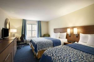 Cama ou camas em um quarto em Days Inn & Suites by Wyndham Altoona