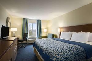 Uma TV ou centro de entretenimento em Days Inn & Suites by Wyndham Altoona