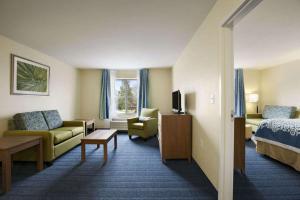 Cama ou camas em um quarto em Days Inn & Suites by Wyndham Altoona