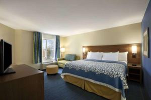 Cama ou camas em um quarto em Days Inn & Suites by Wyndham Altoona