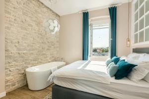 um quarto com uma cama grande e uma banheira em Magic View Apartments em Zadar