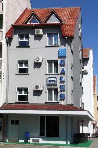 ein Hotel mit einem Schild an der Seite eines Gebäudes in der Unterkunft Villa Galeb in Šabac