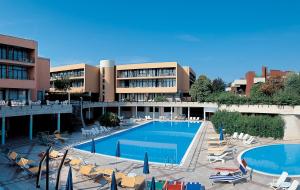 Piscina a Hotel Holiday o a prop