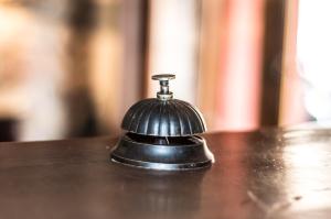 a black bell sitting on top of a table at L'Argolla Hotel-Pizzeria in Santa Coloma de Farners