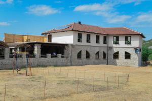 une maison avec une aire de jeux en face dans l'établissement Stara Hercegovina, à Trebinje