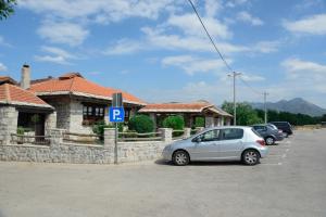 une voiture garée dans un parking à côté d'un bâtiment dans l'établissement Stara Hercegovina, à Trebinje