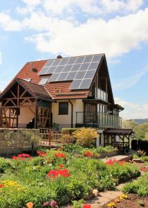 una casa con pannelli solari sul tetto di Ferienwohnung Saaletalblick a Jena