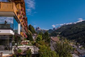 een uitzicht op de bergen vanuit een gebouw bij Hotel Garnì Gardena - Appartments in Santa Cristina in Val Gardena