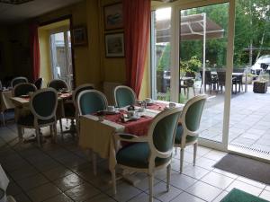 Restaurant o un lloc per menjar a Hotel Val Saint Hilaire