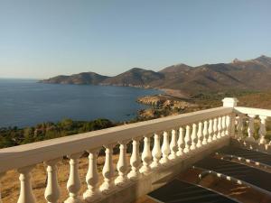 d'un balcon avec vue sur l'eau et les montagnes. dans l'établissement Villa Saint-Michel, à Galéria