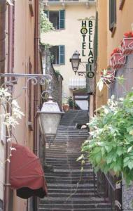 un grupo de escaleras en un callejón entre dos edificios en Hotel Bellagio, en Bellagio