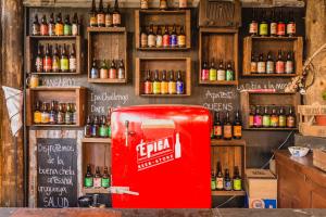 uma velha máquina de refrigerante de coca-cola numa loja com garrafas em The Trip Hostel em Punta del Este