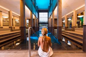 een vrouw op de trap in een gebouw bij Hotel & Wellness Zuiver in Amsterdam