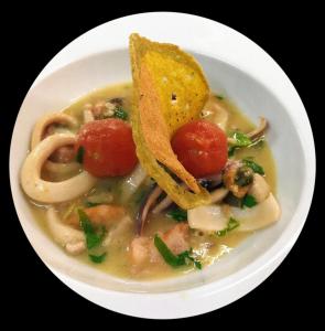 un bol de soupe avec un sandwich et des tomates dans l'établissement Hotel Ville Bianchi, à Grado