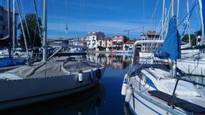 un groupe de bateaux amarrés dans un port de plaisance dans l'établissement Hotel Ville Bianchi, à Grado