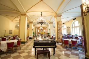 een restaurant met een piano in het midden van een kamer bij Arlington Resort Hotel & Spa in Hot Springs