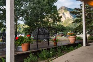 un banc avec des fleurs en pots sur une terrasse couverte dans l'établissement Old Town Inn, à Crested Butte