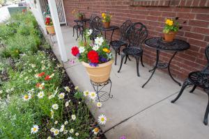 d'une terrasse avec des tables, des chaises et des fleurs. dans l'établissement Old Town Inn, à Crested Butte