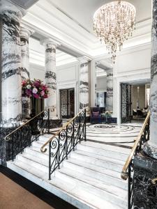 เตียงในห้องที่ The Langham London