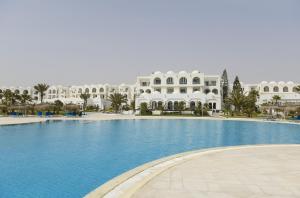 The swimming pool at or close to Vincci Helios Beach