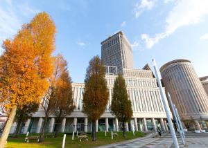 山形市にある山形駅西口ワシントンの目の前に木々が生い茂る大きな建物