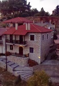 uma casa com um telhado vermelho em cima em Thea Valtessinikou em Valtessiniko