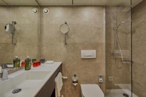 bagno con doccia, lavandino e servizi igienici di H4 Hotel Residenzschloss Bayreuth a Bayreuth