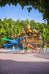 - un grand parc aquatique avec un toboggan dans l'établissement Rio Quente Resorts - Hotel Luupi, à Rio Quente