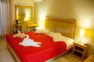 una camera d'albergo con un letto e asciugamani di Glyfada Beach Hotel a Glifada (Glyfada)