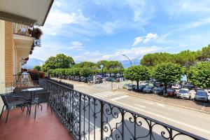 - un balcon avec vue sur le parking dans l'établissement La Promenade by Impero House, à Stresa