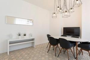 - une salle à manger avec une table et des chaises dans l'établissement La Promenade by Impero House, à Stresa