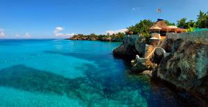 - une vue sur l'océan depuis une falaise dans l'établissement The Caves, à Negril