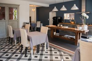 - une salle à manger avec une table et des chaises dans l'établissement La Saudade, à Saint-Péray