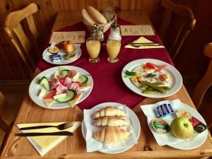 uma mesa com pratos de comida e bebidas em Penzion U Golema Blansko em Blansko