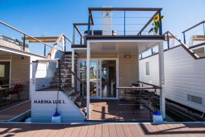 una casa con scala che porta a un edificio di Floating Sea Houses MARINA LUX a Portoroz