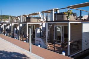 una fila di case su una stazione ferroviaria di Floating Sea Houses MARINA LUX a Portoroz