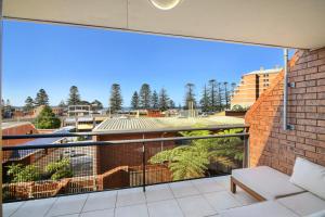 einen Balkon mit Blick auf ein Gebäude in der Unterkunft Joy's Hideaway in Terrigal