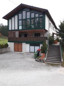 een huis met een groot raam en een trap ervoor bij Ferienhaus Steyrdurchbruch in Leonstein