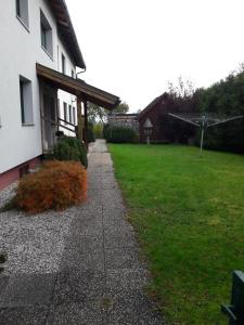 een stoep naast een huis met een grasveld bij Ferienhaus Steyrdurchbruch in Leonstein