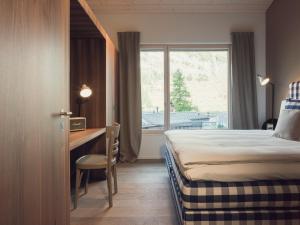 Cama ou camas em um quarto em OVERLOOK Lodge by CERVO Zermatt