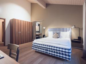 Cama ou camas em um quarto em OVERLOOK Lodge by CERVO Zermatt