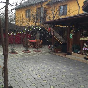 een patio voor een gebouw met een tafel bij Casa Belazur in Deva