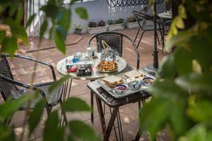 een tafel met een bord eten op een patio bij Gala Placida 1923 in Granada