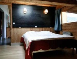 Chalet Fleur des Alpes में एक कमरे में एक या कई बेड