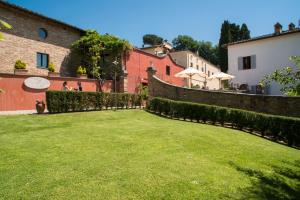 um quintal com uma cerca e alguns edifícios em Borgo Grondaie em Siena