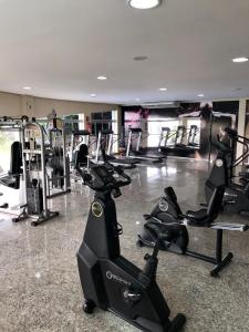 un gimnasio con varias cintas de correr y bicicletas estáticas en Prime Hotel Águas da Serra, en Rio Quente