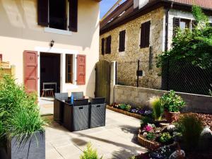 une cour d'une maison ornée de plantes et de fleurs dans l'établissement Maison de charme " Les Cyclamens", à Saint-Jorioz