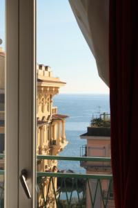 uma vista para o oceano a partir de uma janela do hotel em Marchesa Lulu em Salerno